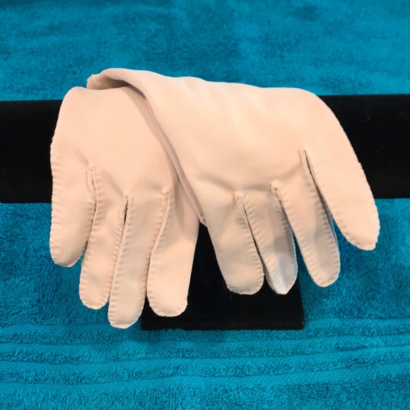 Gloves - Picture 1 of 3